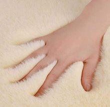 Carregar imagem no visualizador da galeria, Almofada Para Carro Pelúcia Sintética
